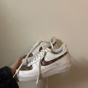 Air force  - Säljer ett par vita Nike Air Force sneakers. De är använda men inga hål osv (Skorna är inte tvättade) 