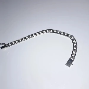 Silver armband - Snyggt silverfärgat armband med en cool kedjedesign. Perfekt för att ge din outfit en extra edge. Armbandet har en säker låsning och passar till både vardag och fest. Ett måste för alla som älskar stilrena smycken!