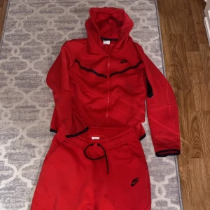 Röd Nike Tech Dress  - Säljer min röd nike tech dress för 800kr Bara den är 100% Äkta köpt från JD sports