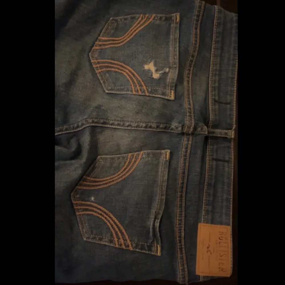 Säljer ett par snygga blå jeans från Hollister i storlek 26/33. dom har hål vid knän och är lågmidjade och bootcut! tyvärr är dom för småa på mig så kan tyvärr nt ta bild med den på❤️ inga defekter! pris kan diskuteras. skulle säga storlek är ungefär xs/s. Jeans & Byxor.