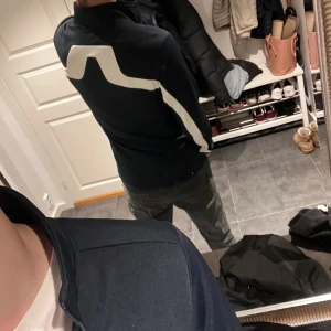 J Lindberg tröja - Sporttröja | Marinblå | J Lindberg | Storlek S modellen är 185 | passar 175-185 | nyskick | för mer info skriv privat!