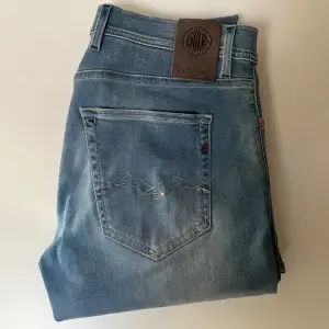 Säljer ett par snygga blå jeans från Replay, modell Grover. De har en klassisk femficksdesign och en bekväm passform. Perfekta för både vardag och fest! 🕺Pris kan diskuteras vid snabbaffär!!