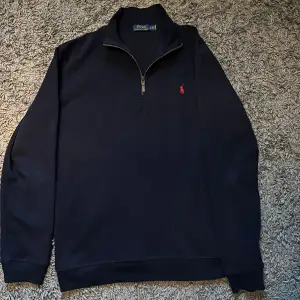 Hej! Säljer en Ralph Lauren halfzip i storlek L som inte kommer till användning. Fint skick! Lite dåligt ljus på bilden. Köpt på plick! Hör av er vid fler bilder eller funderingar!😃