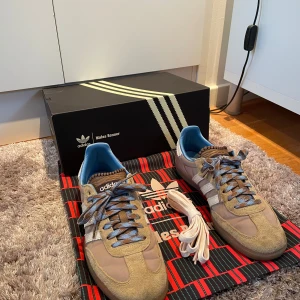 Adidas Wales Bonner sneakers - Säljer ett par Adidas Wales Bonner Sand i inprincip nyskick. Använda cirkus 3 gånger utomhus men känner att dom inte passar min stil så säljer vidare dom. Allt og medföljer