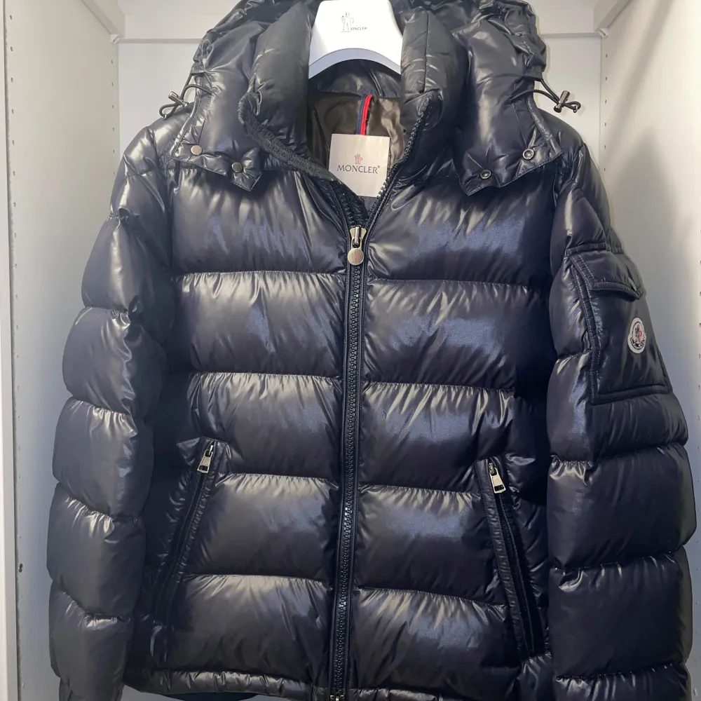 Säljer min Moncler Maya dunjacka i storlek 2, perfekt för vintern. Jackan är i mycket fint skick och sparsamt använd. Den är äkta och kommer med originalkvitto.   - Färg: Mörk blå - Storlek: 2 motsvarar storlek M - Skick: Jättefint, inga fläckar elle. Jackor.