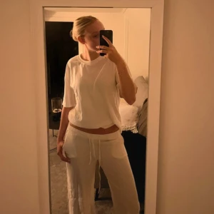 Vita linnebyxor - Vita linnebyxor från stradivarius. Använda en gång men krympte på längden när jag tvätta dem så blev lite för korta för mig som är 175. Men passat lagom för personer 170 eller under. 