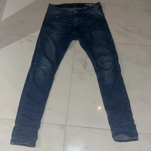 Replay Jondrill W30 - Snygga mörkblå Replay Jondrill jeans med skinny fit. De har en klassisk replay symbol på högra bakfickan och knappgylf. Perfekta för en stilren look. Storlek 30W passar till allt. Skick 8/10.🙌🏼🔥