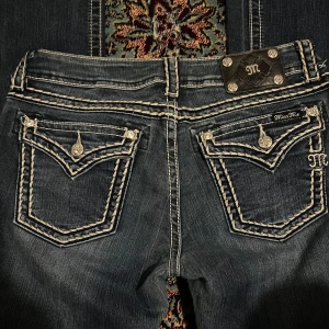 MISS ME lowrise och bootcut jeans  - MISS ME lowrise och bootcut jeans, I perfekt skick 🤍 Midjan är 84cm och innerbens är 82cm 💕
