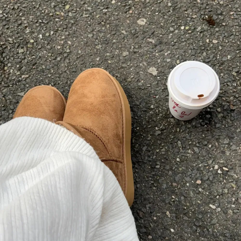 Supersnygga och trendiga platform boots från Nelly. Så mysiga och sköna skor som funkar att ha både under hösten, vintern och våren. Använda 2 gånger.. Kengät.
