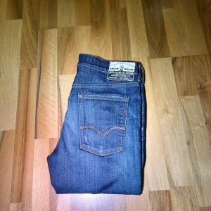Slim Replay jeans, w31, vintage - Snygga blå jeans från Replay med slim fit passform. Klassisk design med fem fickor och knappgylf. Perfekta för en stilren look. Waist 30-31, modell: slimpar. Finns små slitningar där och där, för mer frågor dm mig. Kom gärna med bud