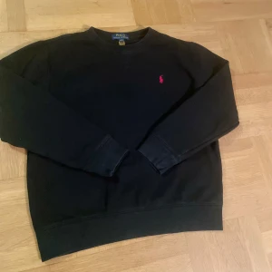 Svart tröja från Ralph Lauren - En riktigt snygg Ralph lauren tröja som är nästan helt ny bara andvänd ett fåtal gånger så i helt top skick. Skickar samma dag eller dagen efter köp🚚 skriv till mig vid frågor eller funderingar 💛