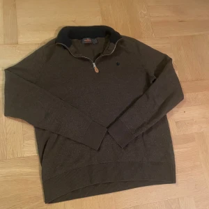 Half zip från Morris i 100% merinoull  - Snygg halt zip från Morris. Perfekt för kyligare dagar för 100% merinoull som gör att den är varm och gosig. Tröjan öe i riktgt bra skick med inga skador. Skickar samma dag som köpes eller dagen efter🚚 Skriv till mig för frågor eller funderingar💛