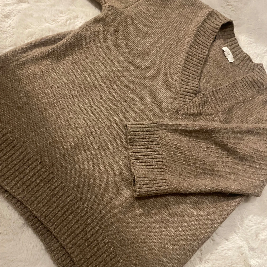 Beige stickad tröja med v-ringning