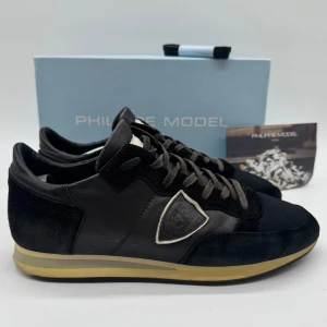 PHILIPPE MODEL TRPZ  - - Philippemodel TRPZ - Skick: 9/10 - Tillbehör: Box & Kort - Storlek 44, sitter mer som 45 - Nypris ca 3700kr - Deluxecloset