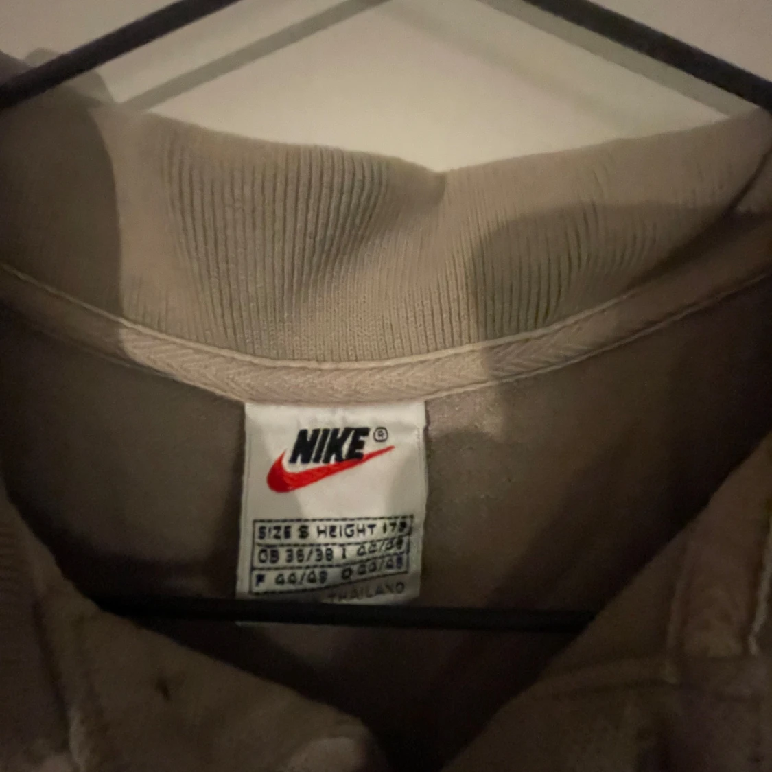Beige pikétröja från Nike - 90
