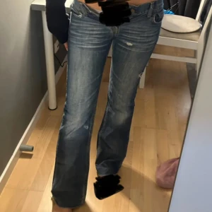 Blå bootcut jeans - Snygga lågmidjade bootcut jeans med lite slitningar. Köpta här på plick men säljer igen då dom tyvärr inte passar mig! Dragkedja är tyvärr trasig kan skicka bild om på det om nån vill ha! Men annars fint skick💗 midjemåttet 74 ungefär och passar mig i längden som är 1,68💗