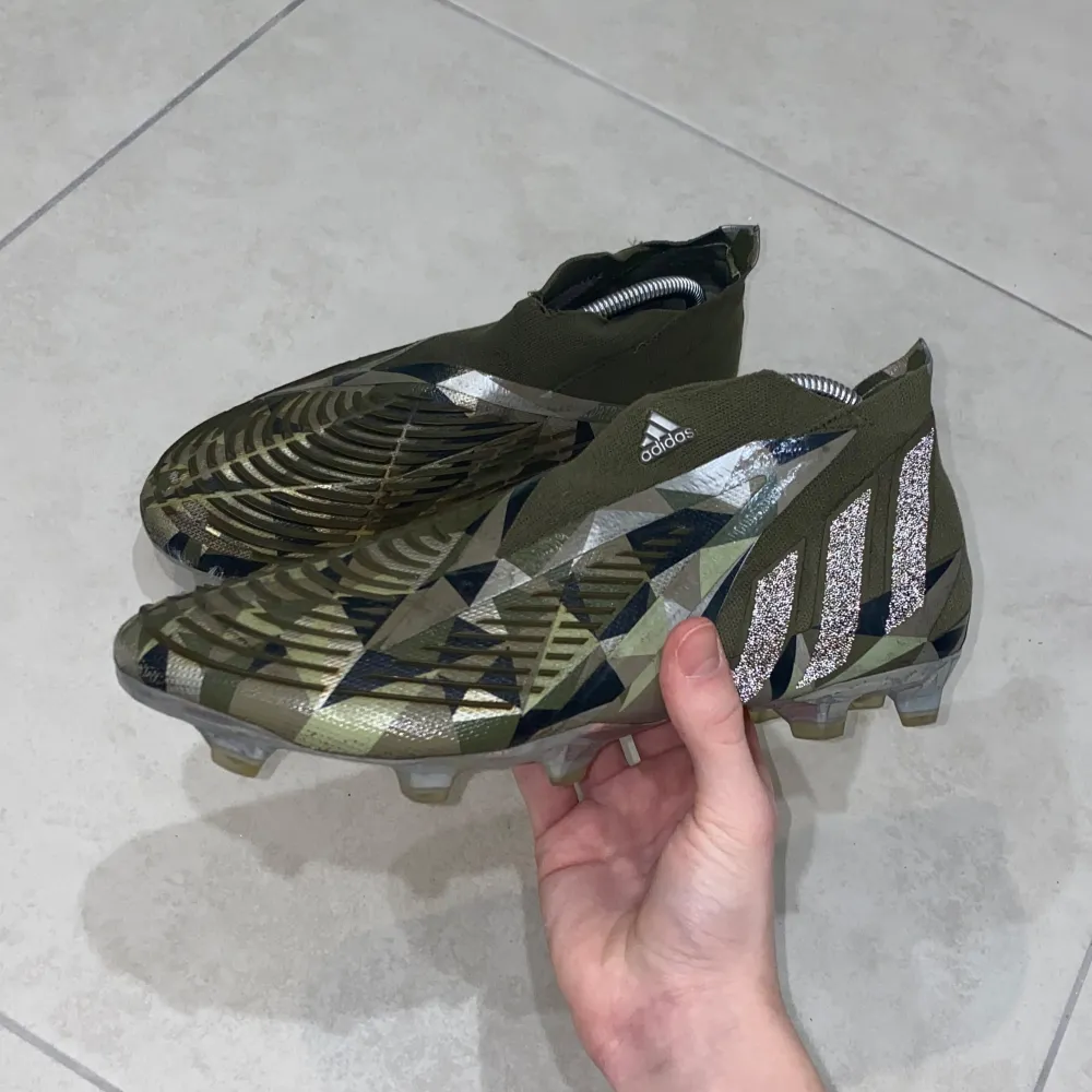 Dessa skor är limited edition alltså att det fanns ett limiterad stock av dessa skor och nu säljs dom inte längre dom gör så skorna är så speciella. Skorna är i ok skick förutom att dom har ett hål där det går att laga.. Kengät.