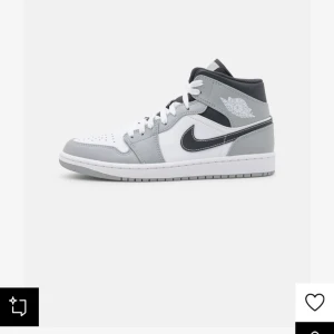 Jordan mid - Säljer mina jordans mid- light smoke grey eftersom att dom inte kommer till användning längre. Dom är i fint skick dom är ej sönder eller något men lite smutsiga som såklart går att rengöra om man skulle vilja det💕 skriv för fler frågor eller bilder!! Går ej ner i pris med dessa isåfall går jag inte ner i pris så mycket! Köptes för 2800 på Merch Sweden!!