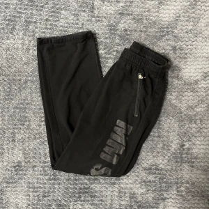 MM sprot tränings byxor - MM stort träningsbyxor. Storlek S, med deras ikoniska text över vänstra benet och en logga på högra bakfickan. Jätte bekväma för att träna i och överlags inga defekter inprensis helt nya 