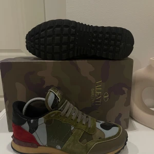 Valentino Rockrunner  - Valentino Rockrunners Storlek 43 EU, box ingår utan dustbag. Hör av vid frågor och priset går att diskuteras 🙌