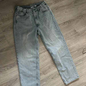 Ljusblå jeansbyxor - Säljer ett par ljusblå jeansbyxor har inte använt någon gång så helt nya pris kan diskuteras