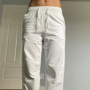 Vita mjukisbyxor från Bershka - Säljer ett par vita mjukisbyxor från Bershka. Har använd de en gång. Perfekta för en avslappnad stil.