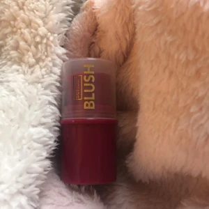 Röd rouge i stickformat - Sante rouge i en praktisk stickform, perfekt för att ge kinderna en naturlig rodnad. Färgen är en djup röd nyans och produkten är vegansk. Innehåller 3,5g.