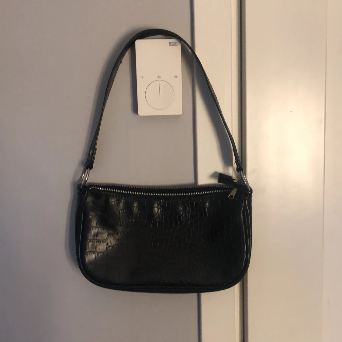 Svart axelväska med krokodilmönster