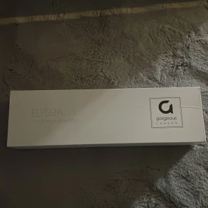 Elyssia Volym Locktång från Gorgeous London - Säljer en Elyssia volym locktång med keramisk tourmalinbeläggning för släta och glansiga lockar. Den har en 38mm cylinder och nästa generations keramiska värmeelement som snabbt når 200 grader. Fick den i julklapp för ett år sen o nästan aldrig använt den. Fungerar som ny och har inga defekter💕. Sladden är ungefär 2-2,5m lång🩷