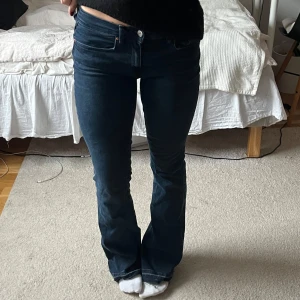 Mörkblå lågmidjade bootcut jeans - Snygga mörkblå bootcut jeans med låg midja från Gina tricot! Uppsprätta längst ner för att bli längre. Men knappt använda💘