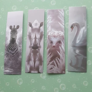 Bokmärken med djurmotiv - Fyra bokmärken med vackra djurmotiv: zebra, noshörning, igelkott och svan. Varje bokmärke har en stilren design i gråskala och mäter cirka 15 cm i höjd och 4 cm i bredd. Perfekt för djurälskare och bokentusiaster.