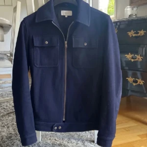 Jacka - Snygg jacka från brittiska märket Reiss. Storlek S men sitter som M. Väldigt gott skick. Skriv om du undrar något😀 Nypris nånstans mellan 3-5tkr