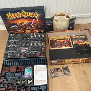 HeroQuest Brädspel - Säljer ett komplett HeroQuest brädspel med alla figurer, kort och spelplan. Inkluderar detaljerade miniatyrer i olika färger, spelkort och en färgglad spelbräda. Perfekt för fantasy- och äventyrsspelare som gillar strategiska utmaningar. Allt är organiserat i en snygg låda med plats för alla komponenter. Nypsris på spelet är ca 1200kr säljer för 500