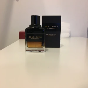 Givenchi gentelman Reserve prive 60ml - 55/60ml.  Sommardofter sökes som bytesförslag 