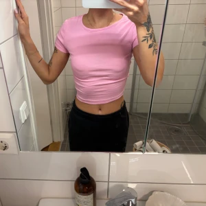 Rosa T-shirt  - Använd fåtal gånger, från Gina tricot storlek xs