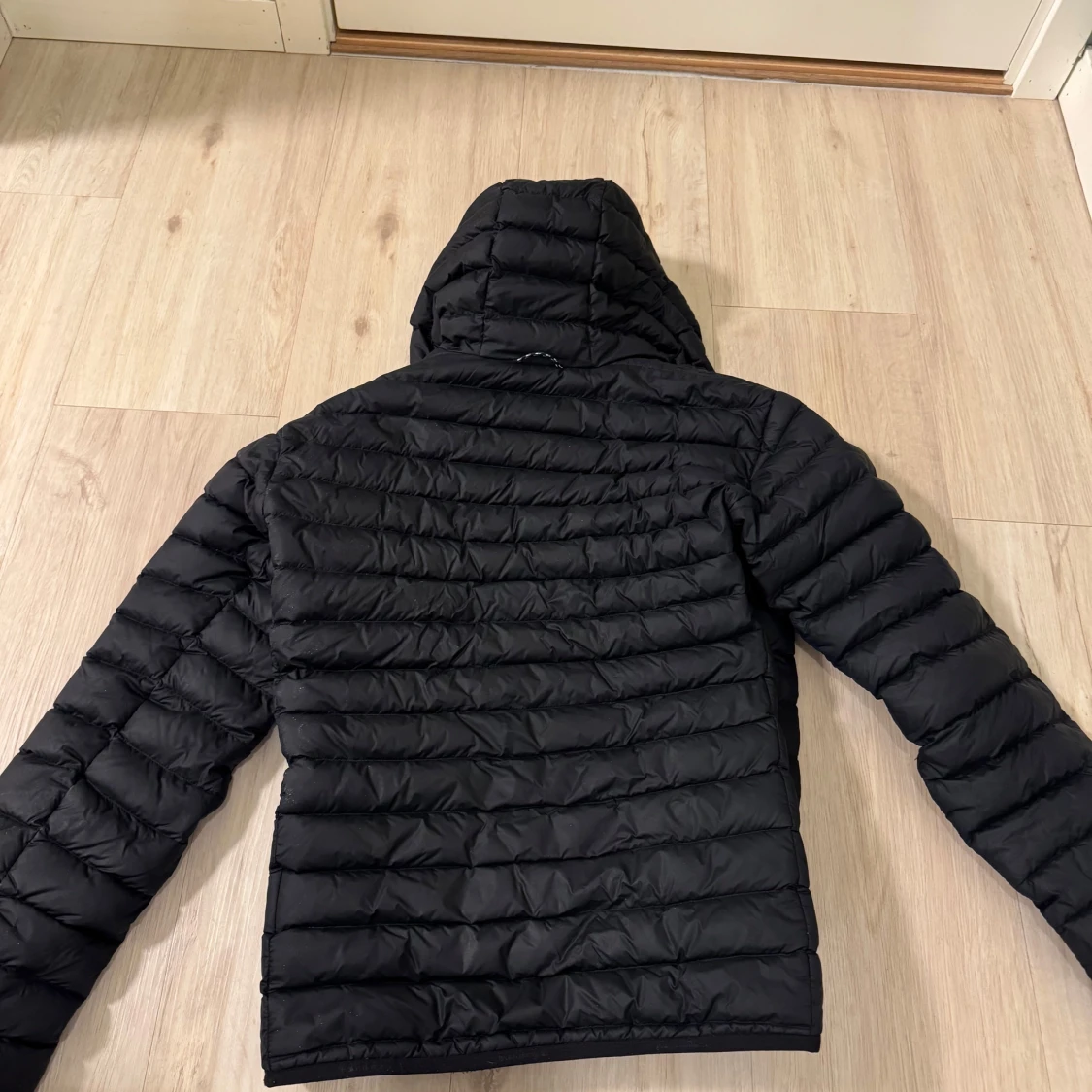Svart dunjacka från Peak Performance - 90