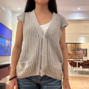 Stickad kortärmad kofta - Mysig grå kofta, bra skick 💕