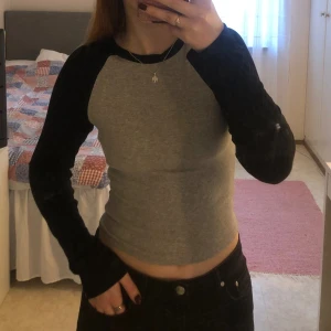 Långärmad tröja  - Tröja från Shein (Dazy)  Den är i ribbat och strechigt material, väldigt skön och luftig.  Bara använd 1 gång tror jag 