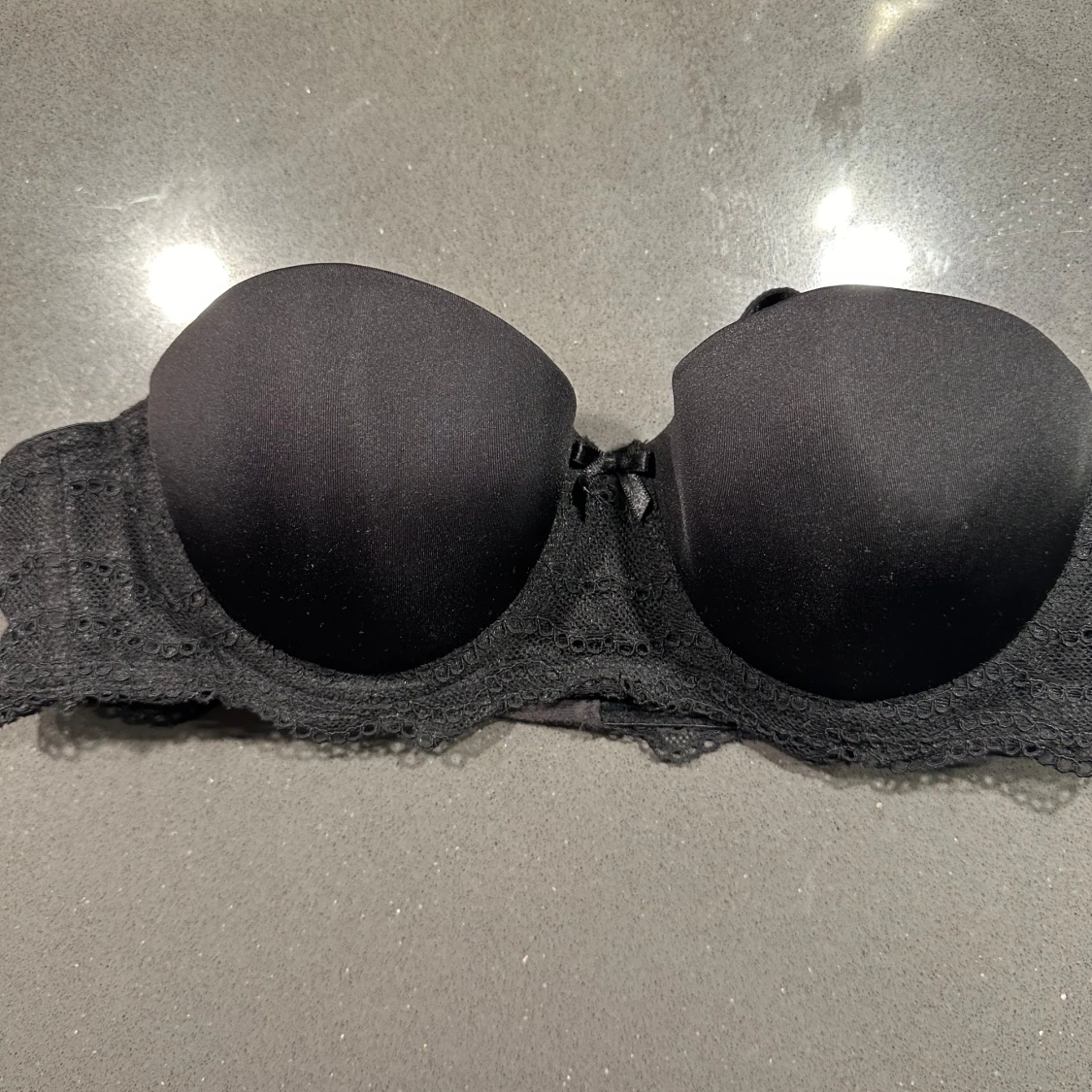 Svart axelbandslös bh med spetsdetaljer