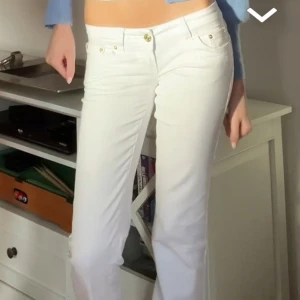G rise jeans  - SÅÅÅ snygga oanvända g Rise jeans i vitt low waist med bootcut. Nypris 1300