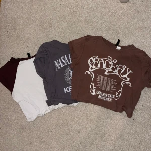 Tre magtröjor - Tre magtröjor i storlek S förutom den gråa som är storlek M (men passar som S). Tröjorna är i bra skick förutom den vita som har vissa fläckar.