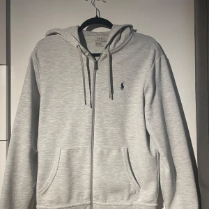 Grå hoodie från Ralph Lauren - Grå Ralph Lauren hoodie storlek S