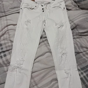 Dondup George  - Ett par fräscha Dondup George i storlek 31. Nypris ca 3400 kr. Skick 9/10.