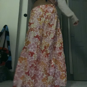 Blommig långkjol 💝 - Säljer en färgglad långkjol med blommigt mönster i rosa, orange och vit. Kjolen är i ett luftigt bomullsmaterial, perfekt för varma dagar. Den har en bekväm passform och är lätt att matcha med olika toppar. Är 165 o passar perfekt! Pris kan diskuteras vid snabb affär ❤️ strl är ungefär, har rörligt midjeband så passar nog många storlekar! ❤️