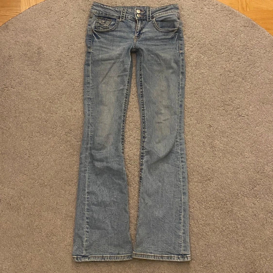 Blå bootcut jeans från Gina Tricot