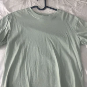 Ljusgrön t-shirt från Gina Tricot - Säljer en ljusgrön t-shirt från Gina Tricot i storlek XS. T-shirten har en enkel design med rund hals och korta ärmar.  Aldrig andvönd 💗