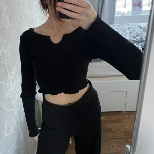 Långärmad topp - Säljer en svart croppad tröja med långärmade ärmar och en vågig kant vid nederdelen💕I storlek XL, men är mer som en M☺️