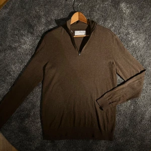 Halfzip från Selected Homme - Snygg brun/beige halfzip från selected homme. Väldigt bra skick, nypris 650kr. Hör av er vid funderingar