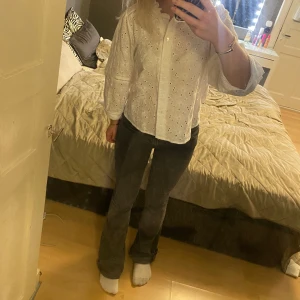 Svarta jeans (tall) - Säljer dessa fina jeans pgd av att jag har andra jeans jag hellre använder 💞 Dom är i bra skick 🩷 (lågmidjade) 