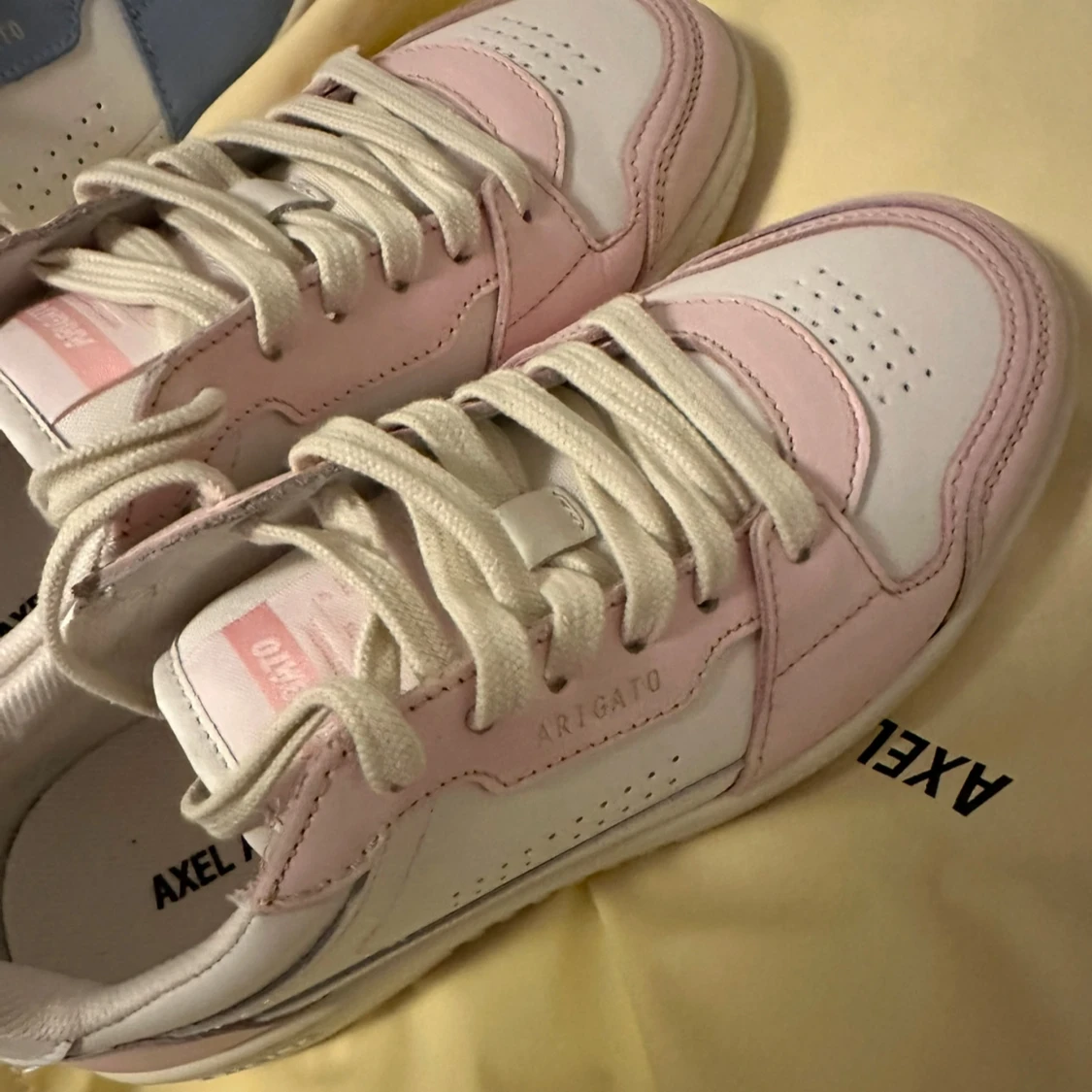 Vita och rosa dice lo sneakers från Axel Arigato helt nya - 2